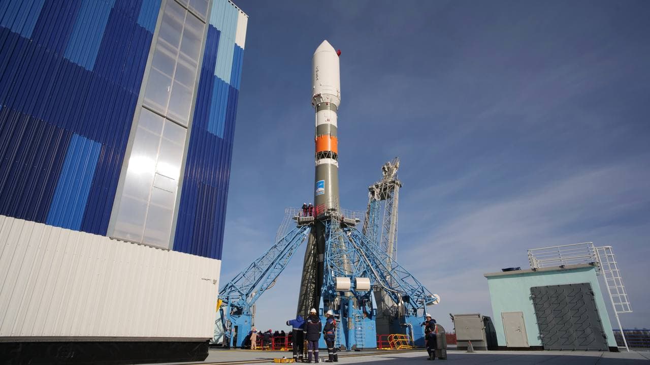 Russia Quietly Firing Up 16 Mystery Internet Sats in 2026